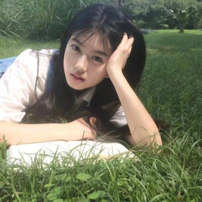 坐在酒吧里吃蛋糕封面