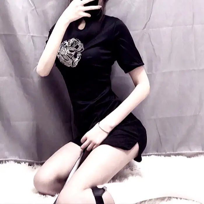 爱丽丝镜中奇遇封面